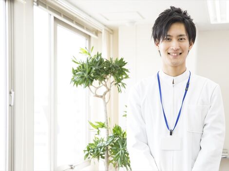 若い男性のスタッフ