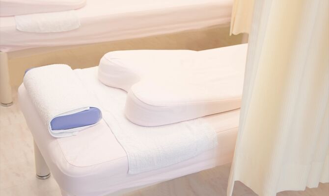 仕切られた施術台